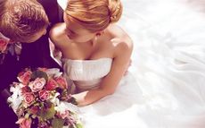 Какие цветы дарить на свадьбу молодоженам