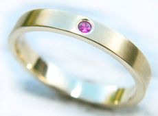 Обручальные кольца с цветными камнями: как сделать правильный выбор на всю жизнь?